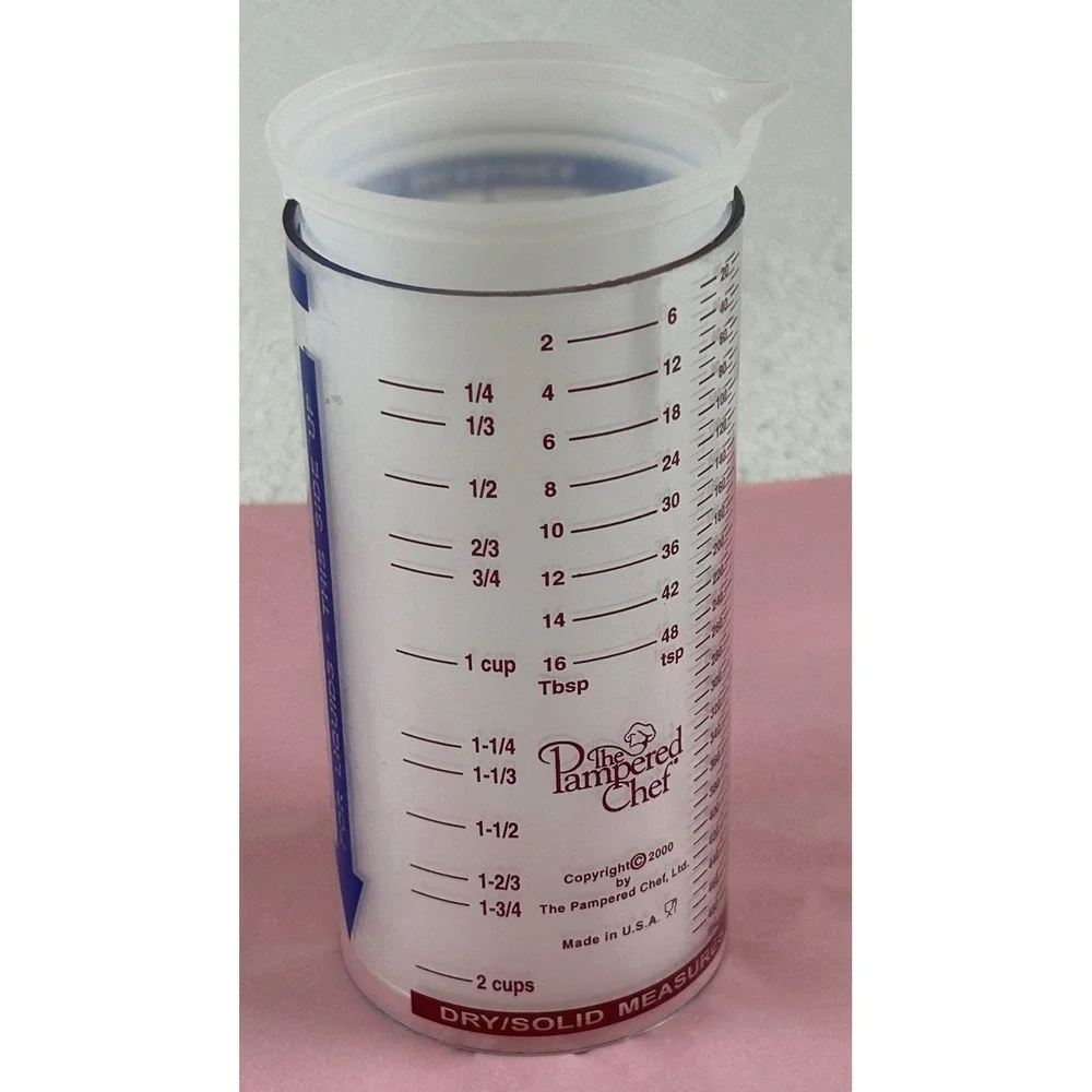 Pampered Chef 2 Cup Liquid Dry/Solid Adjustable Measuring Cup w/Spout **EUC**